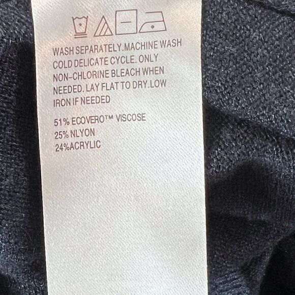 Zuba Athletic wear. Navy blue soft t-shirt/sweater.✔️ out the back! - Picture 9 of 9